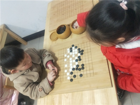 认真下棋中