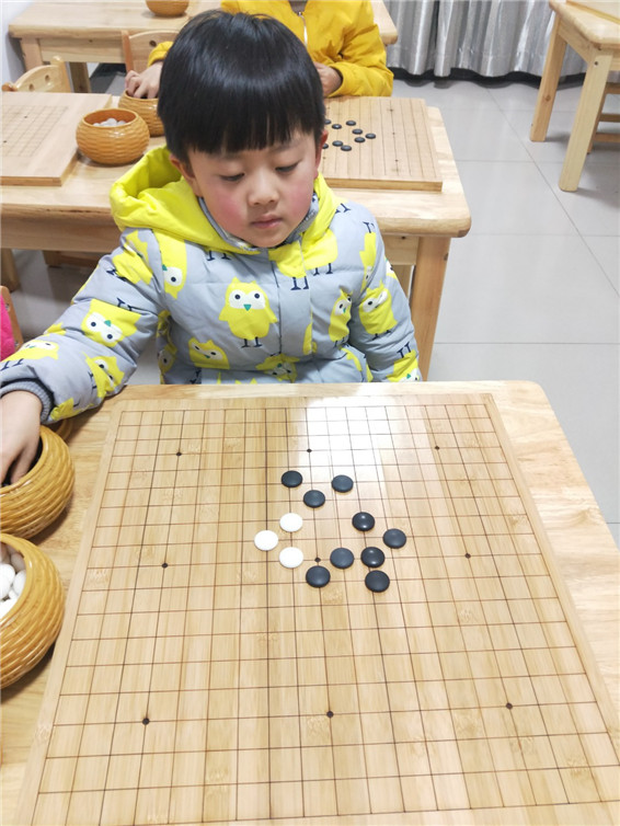 认真下棋中