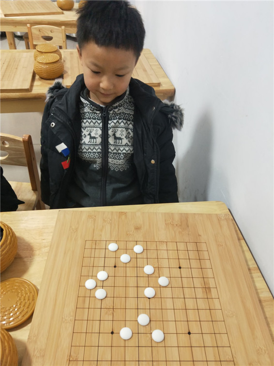 认真下棋中