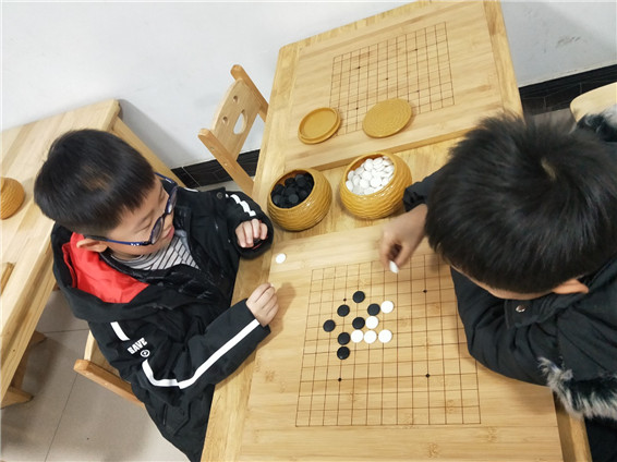 认真下棋中