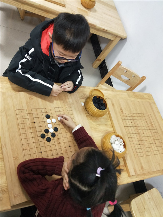 认真下棋中