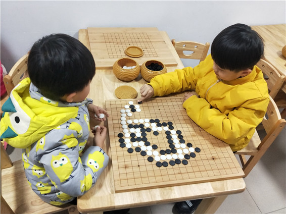 认真下棋中